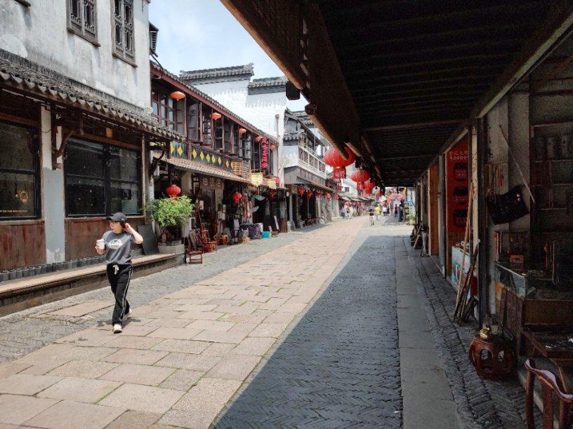 智能问答网页原本打算给领导送礼,工作上被批评了,礼还送吗?,即时解答你的疑惑